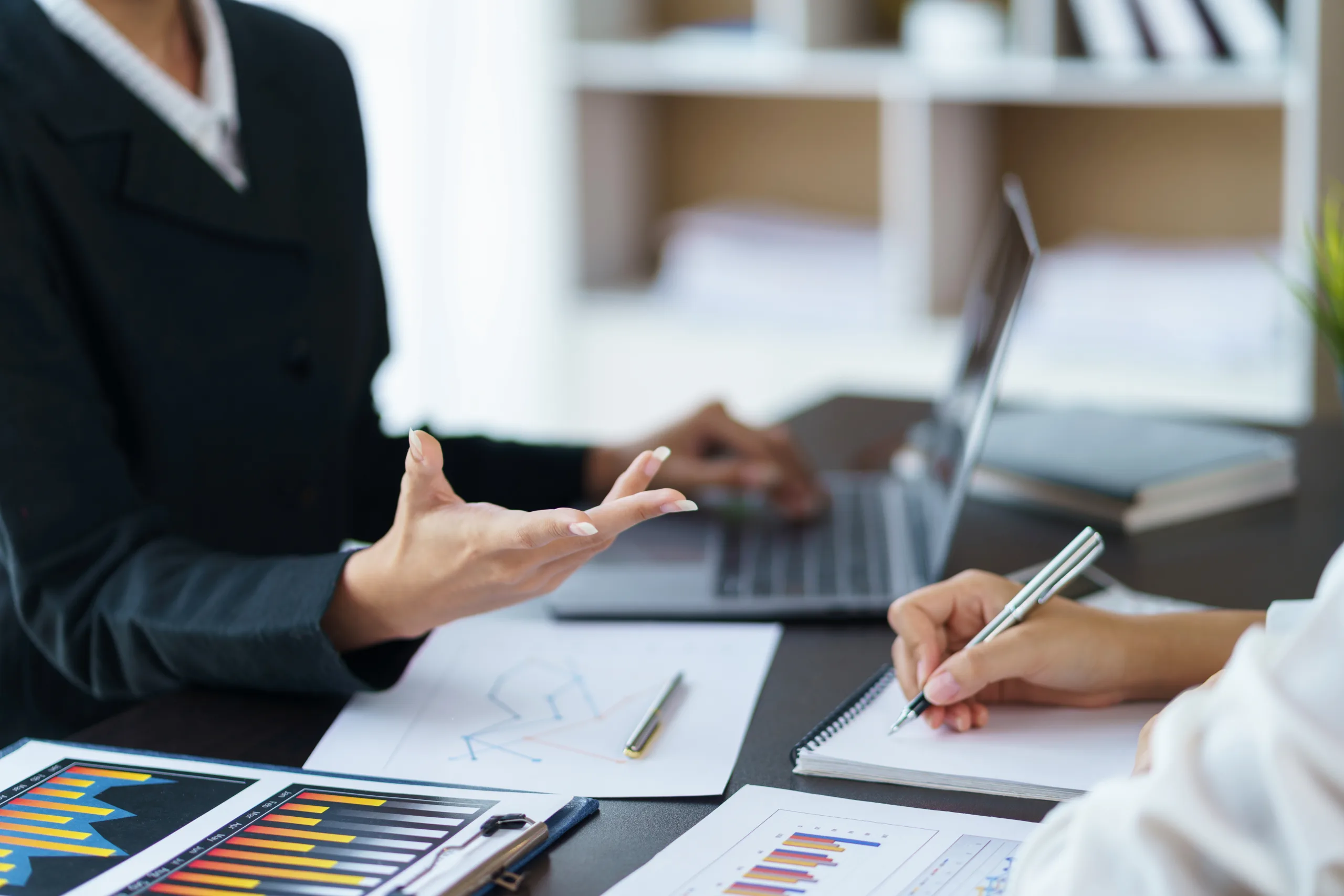 Business people analyzes, graphs and charts to examine and analy コンサルティング