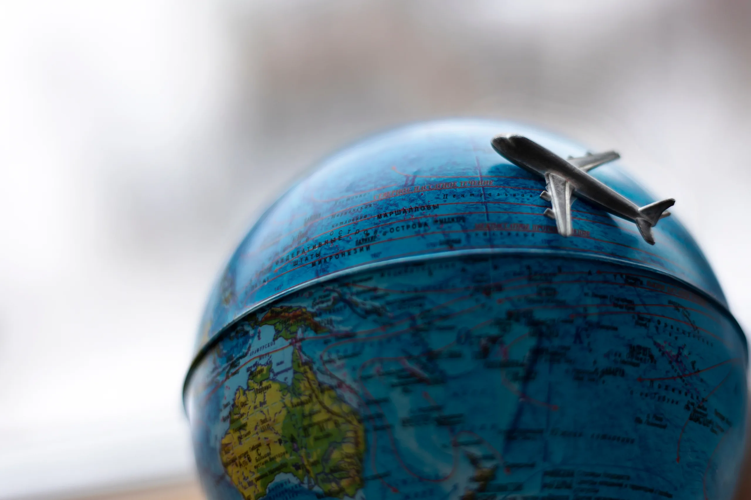 the-globe-on-which-the-plane-is-flying-on-a-journe-2026-01-05-04-46-59-utc 貿易・輸出入